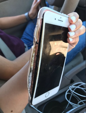 미국 이통사 스프린트 대리점으로부터 이상없다는 진단을 받은 아이폰7플러스가 폭발했다.  측면의 부풀어오른 모습을 보여준다. 사진=브라이안나 올리바 스 트위터
