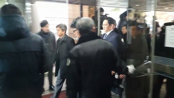 이재용 삼성전자 부회장이 지난 2월 16일 구속 전 피의자심문(영장실질심사)을 받기 위해 서울중앙지방법원에 출석했다. 사진=유호승 기자