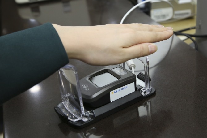 ▲올 들어 증권가에서 생체인증 도입이 활발하다. 사진은 NH투자증권의 '정맥인증'//사진=NH투자증권