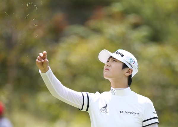 신지은(25)과 박성현(24)이 미국여자프로골프(LPGA) 투어 마이어 클래식 셋째 날 공동 2위에 올라서 역전 우승이 기대된다.박성현이 바람을 확인하고 있다./뉴시스