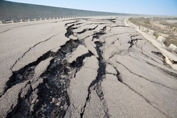 지진이 발생하면 최대한 낮은 곳으로 몸을 움크려야 한다. 사진=글로벌이코노믹