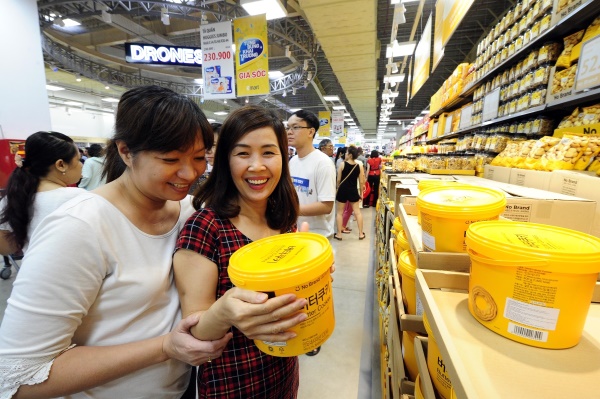 이마트 베트남 1호점 '고밥점'에서 고객들이 이마트 제품을 살펴보고 있다. 이마트=제공
