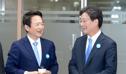 바른정당 유승민(오른쪽) 의원과 남경필 경기도지사가 2일 오전 서울 영등포구 여의도 바른정당 당사에서 이야기를 나누고 있다. /뉴시스