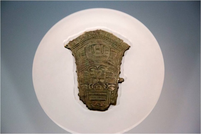 동외동패총유적에서 발굴된 4세기 새무늬 청동 장식은 고성 고자국의 위세를 말해준다. /고성박물관