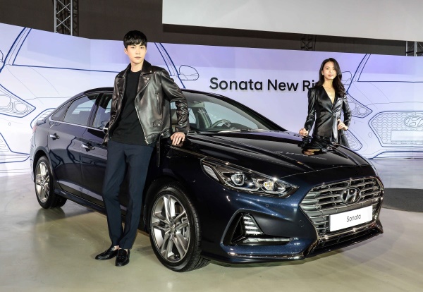 동대문디자인플라자(DDP)에서 8일 진행된 쏘나타 뉴 라이즈 출시 행사에서 모델들이 포즈를 취하고 있다. 현대차=제공
