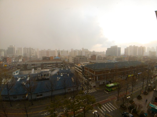 퇴근길 앞둔 8일 오후 서울 양평역 근처 갑자기 눈발이 거세게 휘몰아치고 있다. 사진=방기열 기자