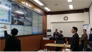 김정렬 국장이 특수교관리센터 상황실을 찾아 통합관리 계측시스템의 실시간 시설물 감시 시스템 등에 대한 현황 보고를 받고 있다. 한국시설안전공단=제공