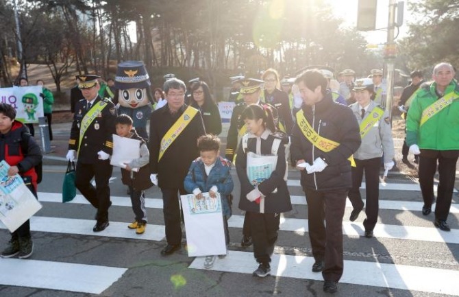 전주우림초등학교에서 전북도교육청, 전북지방경찰청 초등생 교통안전합동 캠페인 실시