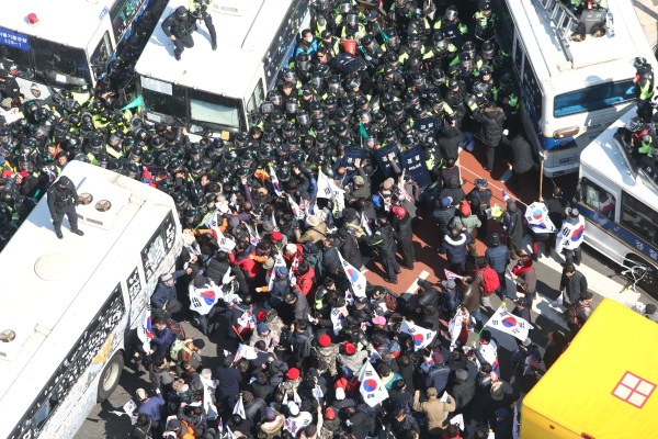박근혜 대통령 탄핵 심판 선고일인 10일 서울 안국동 안국역 5번 출구 앞에서 '대통령 탄핵 기각을 위한 국민총궐기 운동본부(탄기국)' 소속 보수단체 회원들이 탄핵이 인용되자 헌재를 향하며 경찰과 충돌하고 있다. /사진공동 취재단=뉴시스
