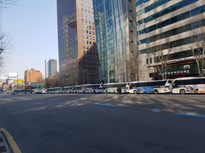 경찰은 도심 곳곳에서 일어날 충돌을 막기위해 차벽으로 서울 광화문 르메이에르빌딩 앞을 막고 있다.  사진 = 유병철 기자 