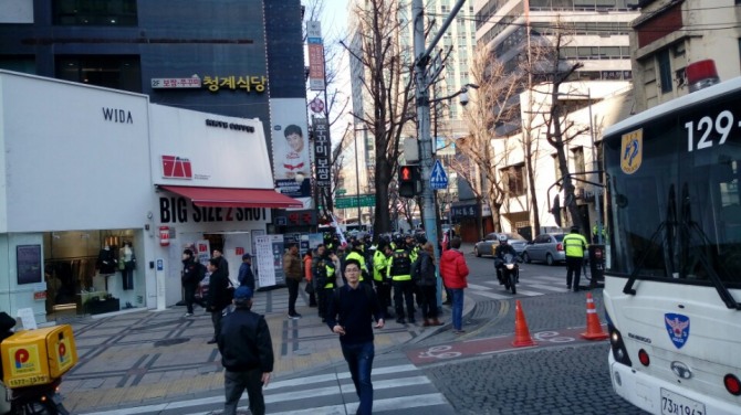 10일 오후 서울 광화문 일대 골목에도 충돌을 우려해 경찰병력이 배치된 상태다.  사진=최수영 기자   