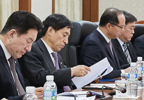이주열  한국은행  총재가  탄핵결정에  대한  긴급 간부회의를 주재하고 있다. 사진/한국은행  