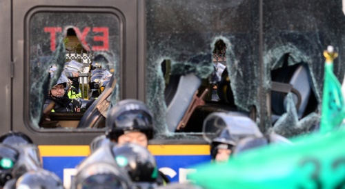 10일 오후 서울 종로구 헌법재판소 인근에서 탄핵 반대 참가자들과 경찰들의 격한 충돌이 벌어졌다. 사진=뉴시스