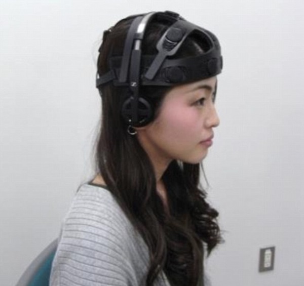 일본 오사카대 연구진이 세계최초로 노래를 들을때 나타나는 뇌파검사(EEG)반응을 작곡용 AI에 적용시켜 보았다. 그결과 인간의 감정을 더 잘 반영하는 노래를 만드는 AI를 개발할 수 있었다. 오사카대=제공 