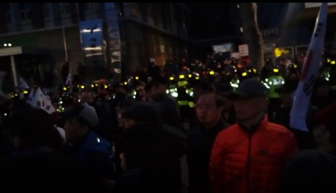 태극기 집회 참가자들과 경찰이 대치 중 몸싸움을 벌이고 있다. 사진 - 최수영 기자 