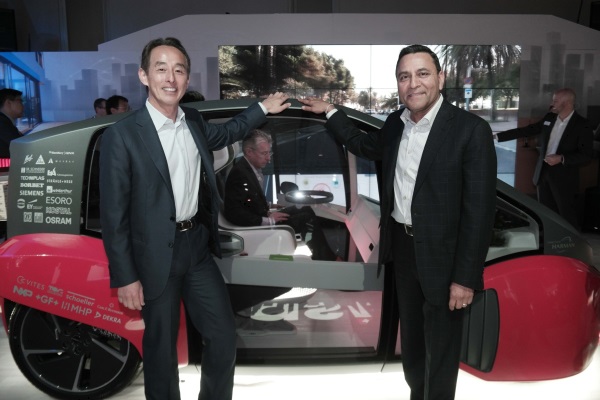 손영권 삼성전자 사장(왼쪽)과 디네시 팔리월 하만 CEO가 지난해 1월 미국 라스베이거스에서 자율주행용 사용자 경험이 구현된 오아시스 콘셉트 차량 앞에서 기념사진을 찍고 있다.