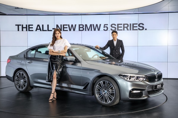 BMW가 ‘무더기 리콜’ 사태를 맞은 메르세데스-벤츠를 밀어내고 ‘수입차 왕좌’를 되찾을 수 있을지 주목되고 있다. 사진은 BMW의 신형 5 시리즈. BMW코리아=제공