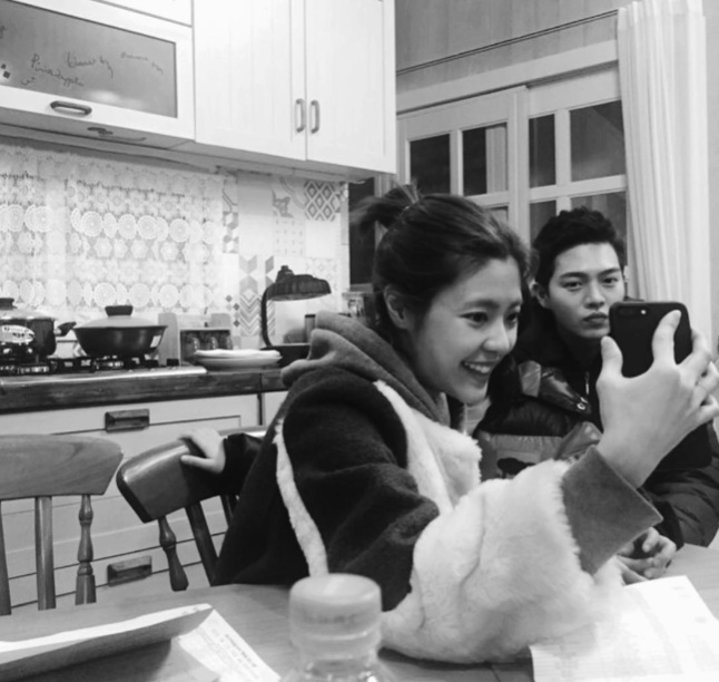 배우 손승원이 12일 MBC일일드라마 '행복을 주는 사람'에서 연인으로 호흡을 맞추고 잇는 이윤지와 함께 담은 촬영장 비하인드 컷을 자신의 SNS에 공개했다./사진=손승원 인스타그램 캡처  