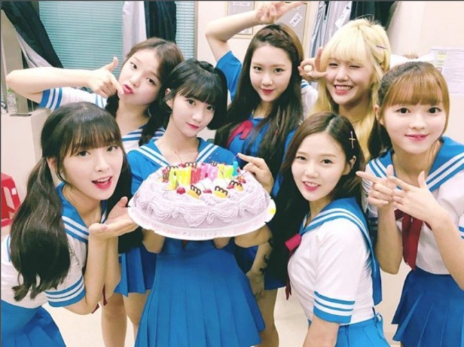 오마이걸이 4월 컴백 예정으로 앨범을 준비중인 가운데 거식증으로 지난해 8월부터 활동을 잠정 중단한 멤버 진이가  휴식을 이어간다고 13일 소속사 WM엔터테인먼트가 밝혔다./사진=공식 인스타그램 캡처