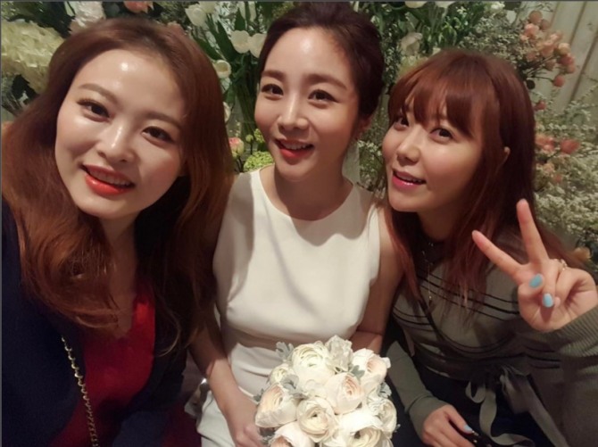 심진화(왼쪽) 하지영(오른쪽)이 16일 정다은이 결혼식을 축하하고 있다./사진=하지영 인스타그램 캡처