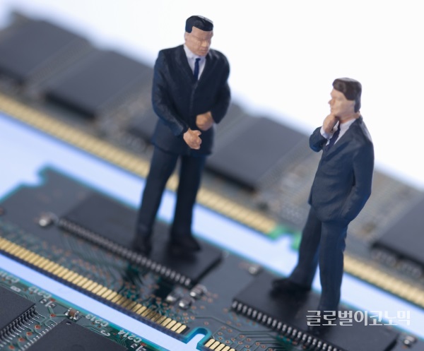 삼성전자와 SK하이닉스가 각각 사업부 분리와 자회사 분사 등을 통해 파운드리 시장에 집중한다. 자료=글로벌이코노믹