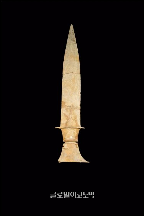 청리고분 4호지석묘에서 출토된 청동기시대 간돌칼, 상주박물관