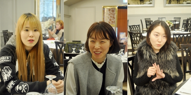 21기 우수 맘스마케터로 선정된 최혜미, 현희진 씨와, 22기 맘스마케터 한나경 씨가 인터뷰에 응하는 모습이다. 사진=깨끗한나라 제공