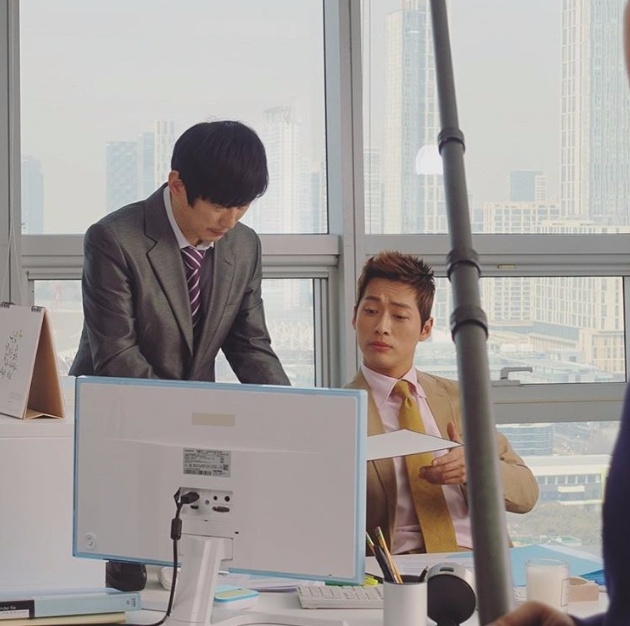 KBS2 수목드라마 '김과장'에서 역할이 바뀐 김성룡 과장 역의 남궁민(오른쪽)과 추남해 부장 역의 김원해 비하인드 컷/사진=남궁민 인스타그램 캡처