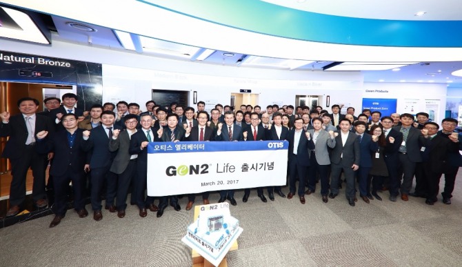 3월 20일 서울 영등포구 오티스 엘리베이터 코리아 본사에서 진행된 젠투라이프(Gen2 Life) 출시 기념식에서 오티스 조익서 사장을 비롯한 임직원 30여명이 기념촬영을 하고 있다. 오티스=제공