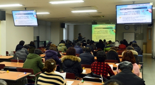 경기 수원고용복지센터에서 실업자들이 실업급여 혜택을 위해 교육을 받고 있다. 뉴시스 