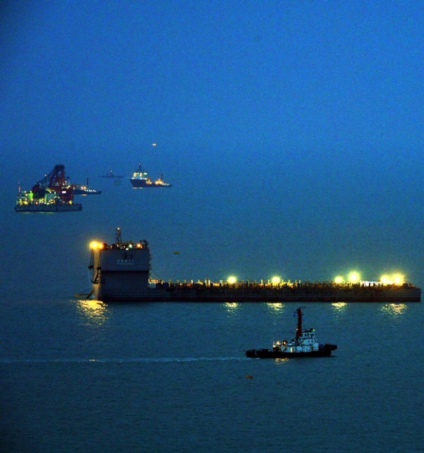 22일 오후 전남 진도군 동거차도 인근 세월호 침몰 사고 해역에서 잭킹 바지선이 불을 밝혀 야간 인양작업을 진행하고 있다. /뉴시스