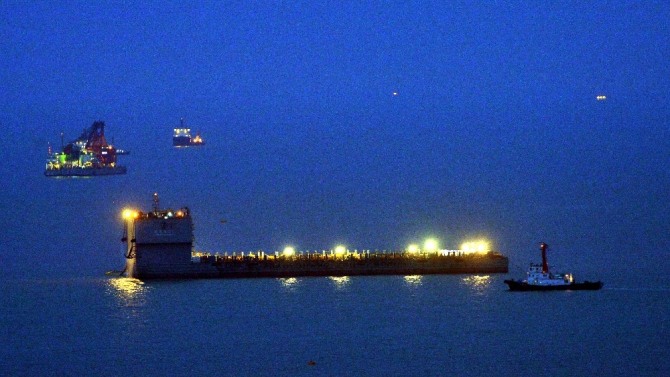 22일 오후 전남 진도군 동거차도 인근 세월호 침몰 사고 해역에서 잭킹 바지선이 불을 밝힌 채 야간 인양작업을 진행하 있다. 뉴시스