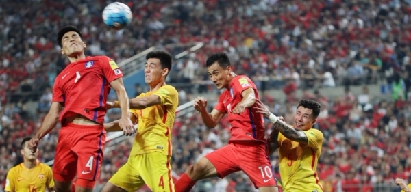 한국축구 대표팀은 내일(23일) 20시 35분부터 중국 헤롱 스타디움에서 A조 중국과 한판 대결을 벌인다.권순태(전북) 김승규(빗셀 고베) 김동준(성남)  김기희(상하이 선화), 장현수(광저우), 홍정호(장쑤 쑤닝), 곽태휘(서울) 김민혁(사간 도스), 이용, 최철순, 김진수(이상 전북) 김민우(수원)  MF : 정우영(충칭 리판), 고명진(알 라이안), 한국영(알 가라파),  기성용(스완지시티), 남태희(레퀴야), 구자철, 지동원(이상 아우크스부르크), 허용준(전남) FW : 황희찬(잘츠부르크) 이정협(부산) 김신욱(전북) 등이 출전한다 