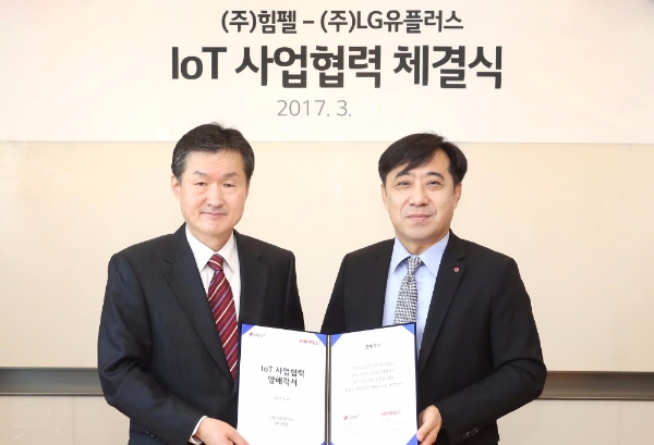 힘펠 김정환 대표(좌), LG유플러스 IoT부문 안성준 전무가 사업 협력을 체결하고 있는 모습. LG유플러스=제공