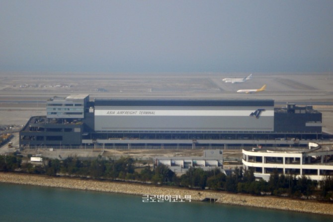 홍콩의 케리로지스틱스가 홍콩에어라인 자회사인 홀리스틱 캐피털인베스트먼트에 매각하는 홍콩 '아시아 항공화물터미널'. 사진=위키피디아