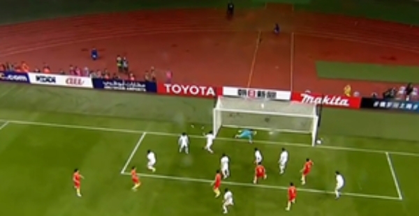 23일 중국 헤롱 스타디움에서 한국과 경기를 펼치는 중국은 전반 33분 유다바오가 코너킥을 성공시키며 선제골을 넣었다. 사진=JTBC 화면 캡쳐