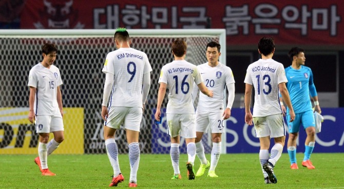 23일 오후(현지시각) 중국 창사 허룽 스타디움에서 열린 러시아 월드컵 아시아 최종예선 6차전 대한민국과 중국의 경기에서 1:0으로 패한 한국 대표팀 선수들이 고개를 숙이고 있다. 뉴시스
