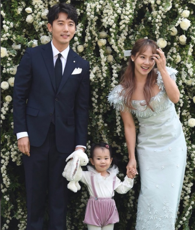 S.E.S 멤버 유진이 남편 기태영, 딸 로희양과 함께 23일 바다의 결혼식에 하객으로 참석해 자리를 빛냈다. /사진=인스타그램 캡처