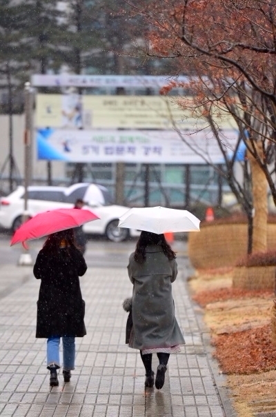 기상청은 19일 대전과 청주를 비룻한 중부지방과 전북, 경북 내륙지역에 오후부터 밤사이 비가 오겠다고 예보했다./뉴시스 자료사진