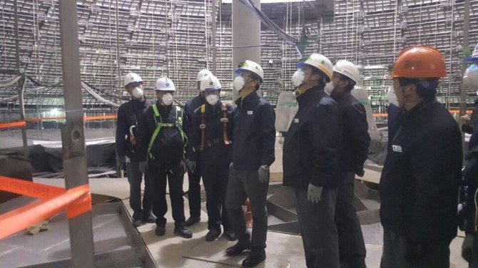 한국가스공사 김영두 기술부사장 직무대리(가운데)가 3월 23일, 24일 양일 간 인천 및 평택 LNG 생산기지 현장 안전점검에 나섰다.(사진=가스공사)
