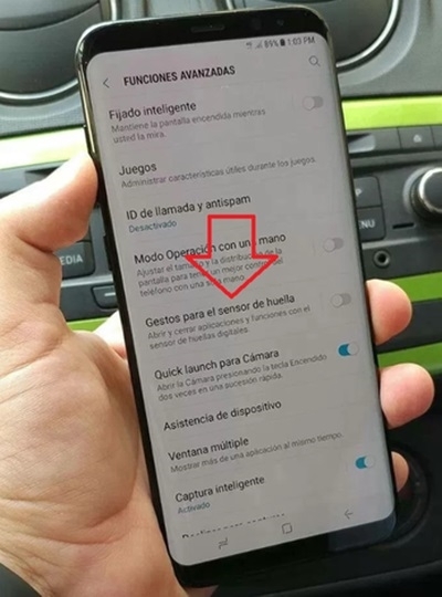 오는 29일(현지시간) 발표될 삼성전자 갤럭시S8의 작동화면속 설명화면 설명은 ‘Gestos para sensor de huella’(지문 센서 제스처)로 돼 있다. 이 글은 ‘지문 인식 센서로 여닫는 앱과 기능으로 해석된다. 문장 바로 옆에는 이 기능을 활성화하거나 비활성화할 수 있는 토글스위치도 보인다. 웨이보/폰아레나=제공 
