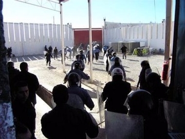 멕시코 폭동진압 경찰들이 교도소를 급습하고 있다. 뉴시스  