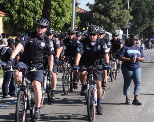 LA경찰이 자전거로 순찰을 돌고 있다. 뉴시스 