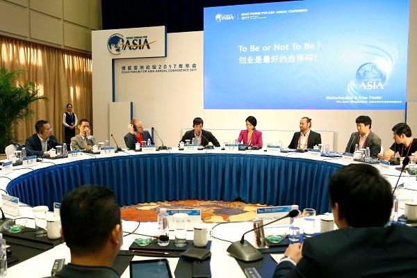 김동원 한화생명 상무(중앙)가 중국 보아오포럼에서 아시아 스타트업이 참석한 라운드테이블 회의를 주재하고 있다.