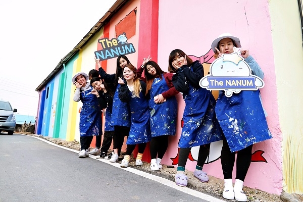 삼성전자 DS부문 임직원들이 지난 25일 경기 평택 자매마을 찾아 벽화그리기 봉사활동을 실시했다.