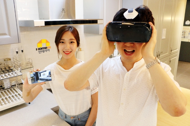 KCC가 22일 오픈한 홈씨씨인테리어의 '인테리어 가상현실 쇼룸(VR)에서 고객들이 VR기기를 통해 인테리어 가상현실을 체험하고 있다.