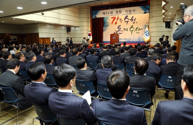 김임권 수협중앙회장이 오늘 28일(화) 수협 2층 독도홀에서 열린 제55회 창립 기념식에서 기념사를 낭독하고 있다.(사진=수협)