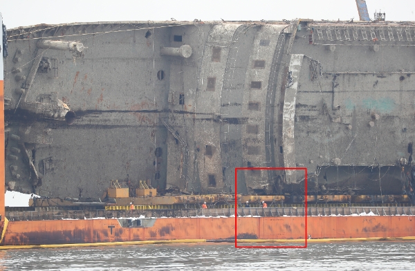 28일 오전 11시 25분께 세월호를 실은 반잠수식 선박 갑판 위에서 미수습자로 추정되는 유골 일부가 발견됐다.