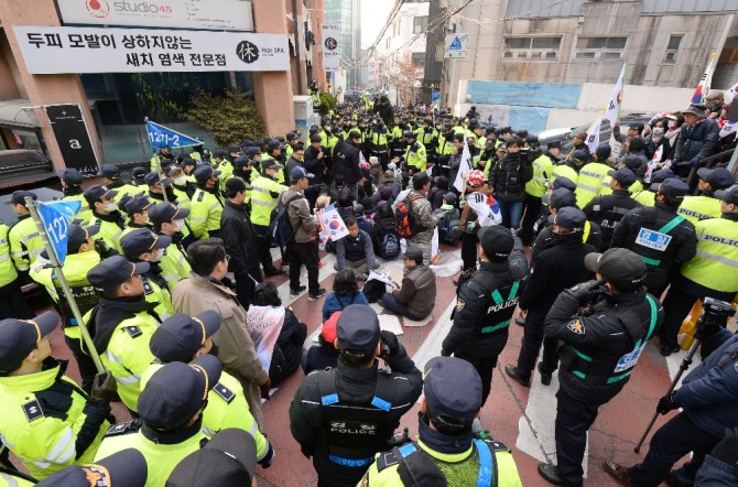  뇌물수수 등 혐의로 구속영장이 청구된 박근혜 전 대통령의 구속 전 피의자 심문(영장실질심사) 일인 30일 오전 서울 강남구 삼성동 박 전 대통령 자택 근처에서 지지자들이 도로에 앉아 박 전 대통령이 나오기를 기다리고 있다./뉴시스