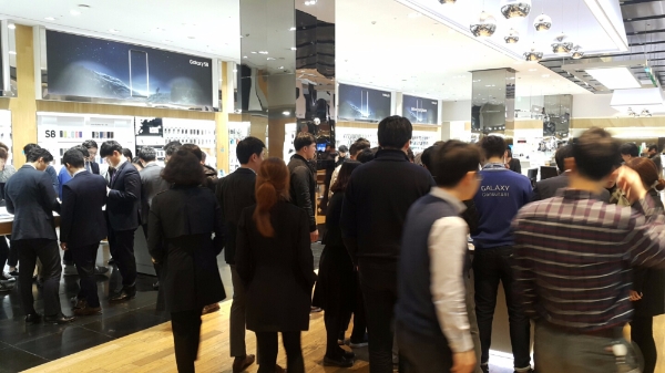 30일 서울 서초 삼성 딜라이트홀에 전시된 갤럭시S8 시리즈를 체험하기 위해 모인 군중 모습. 사진=유호승 기자